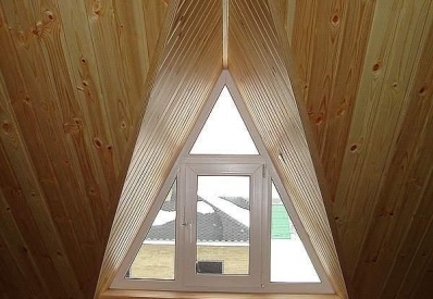 Треугольное пластиковое окно