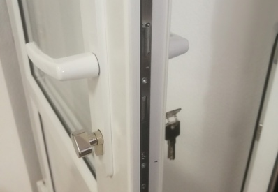 Ремонт двери на ул. Крылова, 5