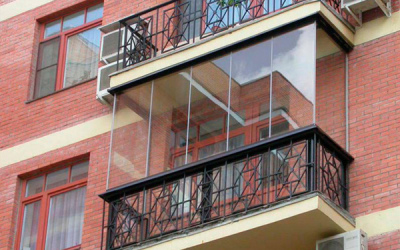 Безрамное французское остекление балкона