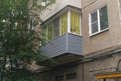 Алюминиевое раздвижное остекление балкона на ул. Дружаева, д. 26